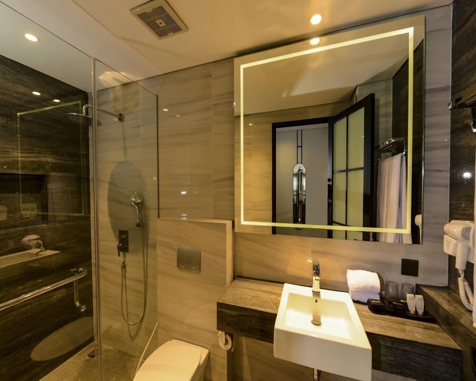 Family Room | Bathroom | Shower, rainfall showerhead, hair dryer, slippers