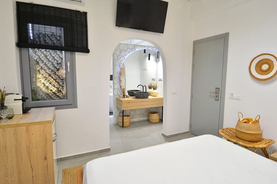 White Stone Suite | Minibar, laptop workspace, soundproofing, iron/ironing board