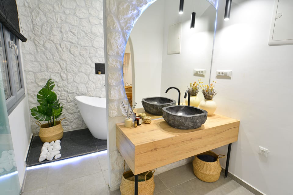 White Stone Suite | Bathroom | Free toiletries, hair dryer, slippers, bidet