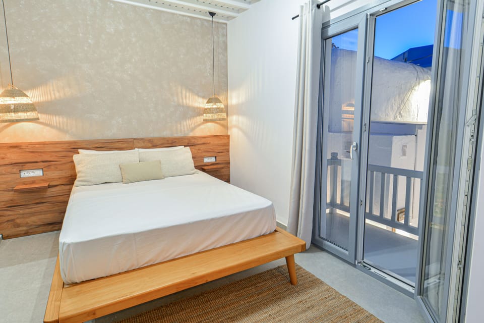 Balcony Suite | Minibar, laptop workspace, soundproofing, iron/ironing board