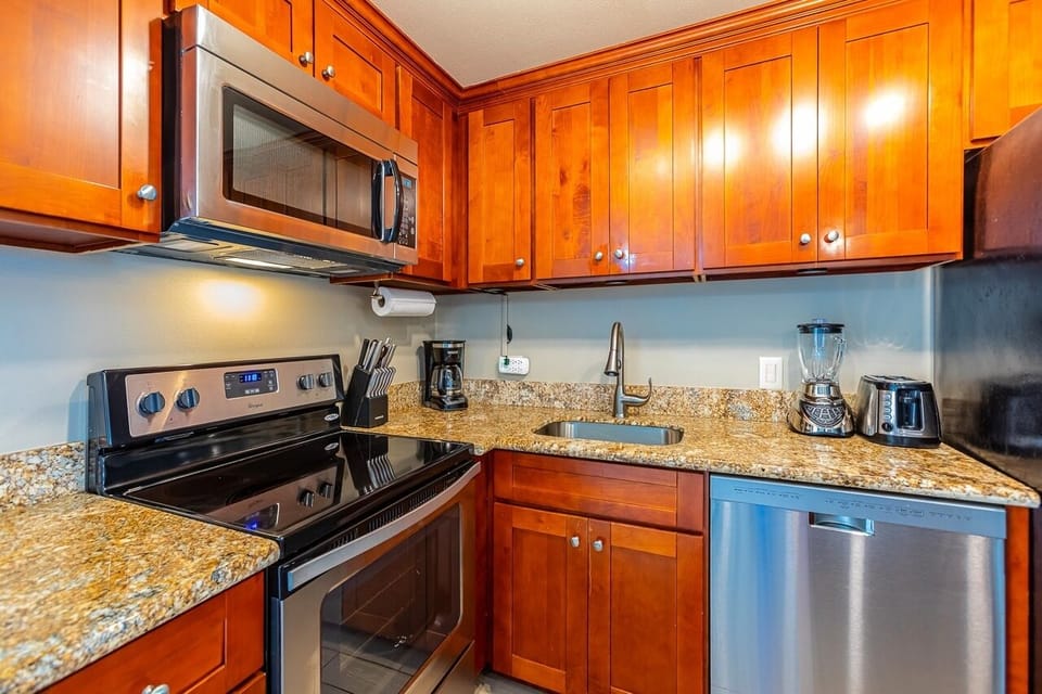 Condo, 1 Bedroom | Private kitchen | Coffee/tea maker, fridge, oven, toaster