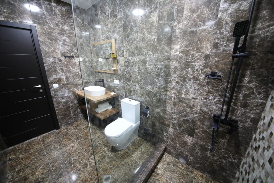 Luxury Double Room | Bathroom | Shower, hydromassage showerhead, free toiletries, hair dryer