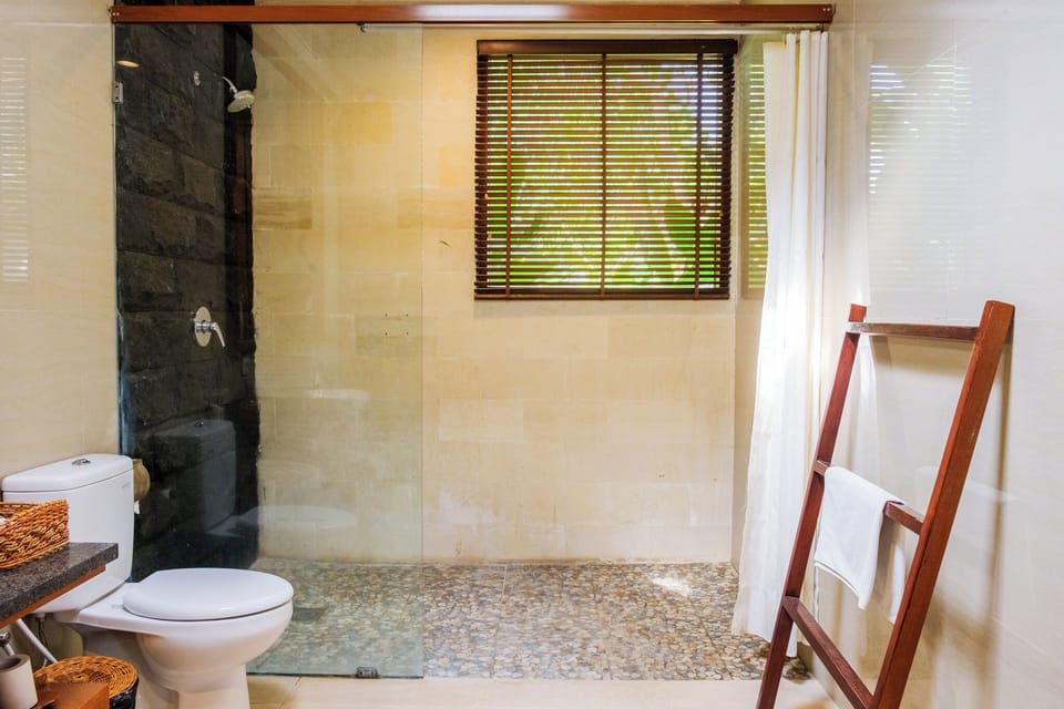 Luxury Suite | Bathroom | Shower, rainfall showerhead, free toiletries, hair dryer