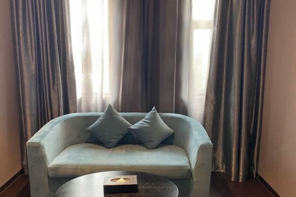 Down comforters, minibar (free items), WiFi (free), bed sheets