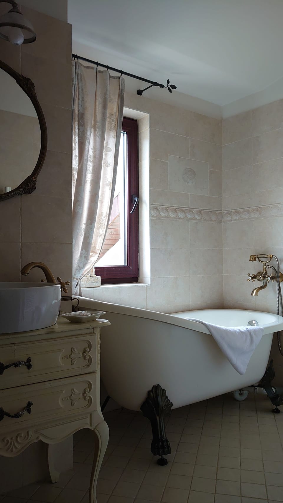 Deluxe Double Room | Bathroom | Slippers