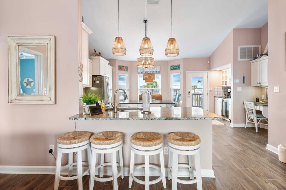 Eat-in kitchen bar seating