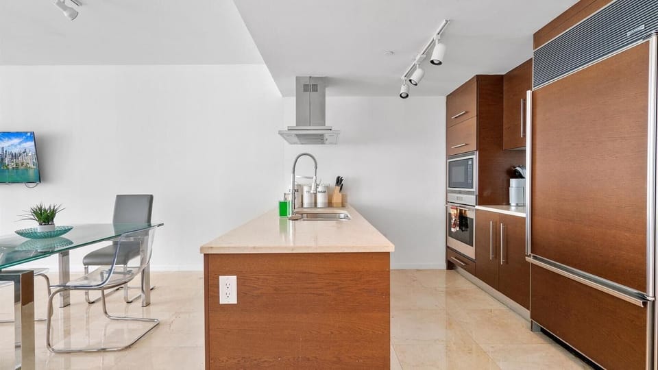 Modern High Rise Stay- 32nd Floor Views (5475)