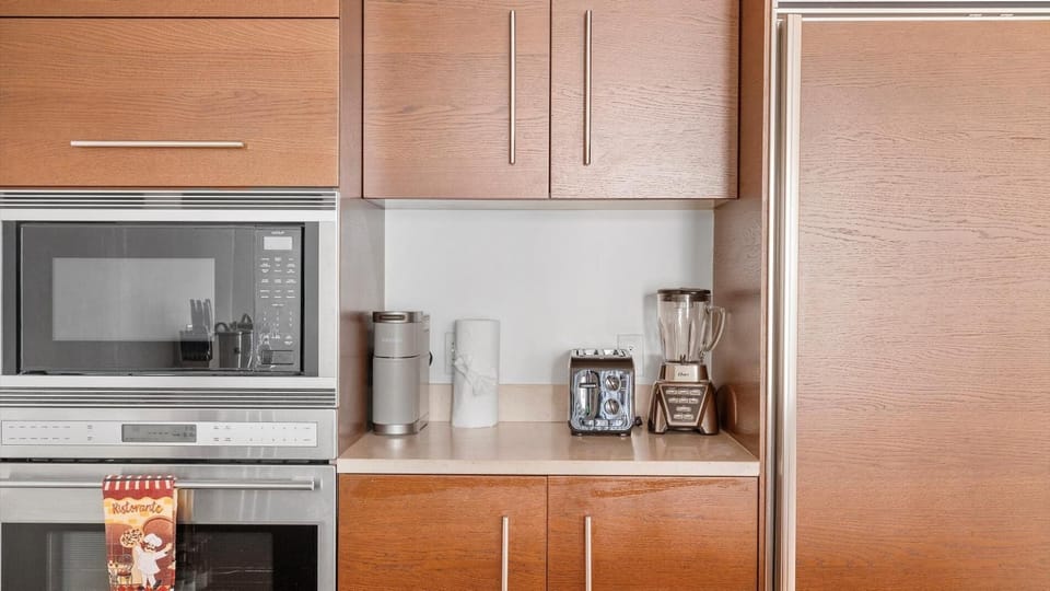 Modern High Rise Stay- 32nd Floor Views (5488)