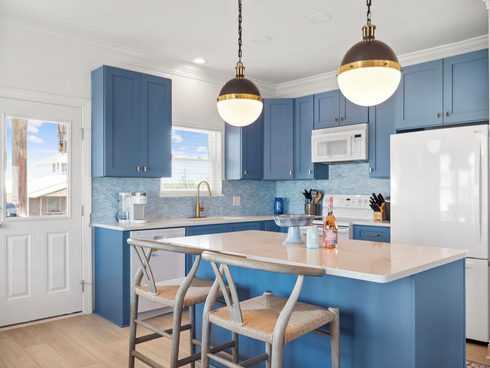 Kitchen features 2 coffee pots, toaster, Ninja blender, crock pot & ice maker!