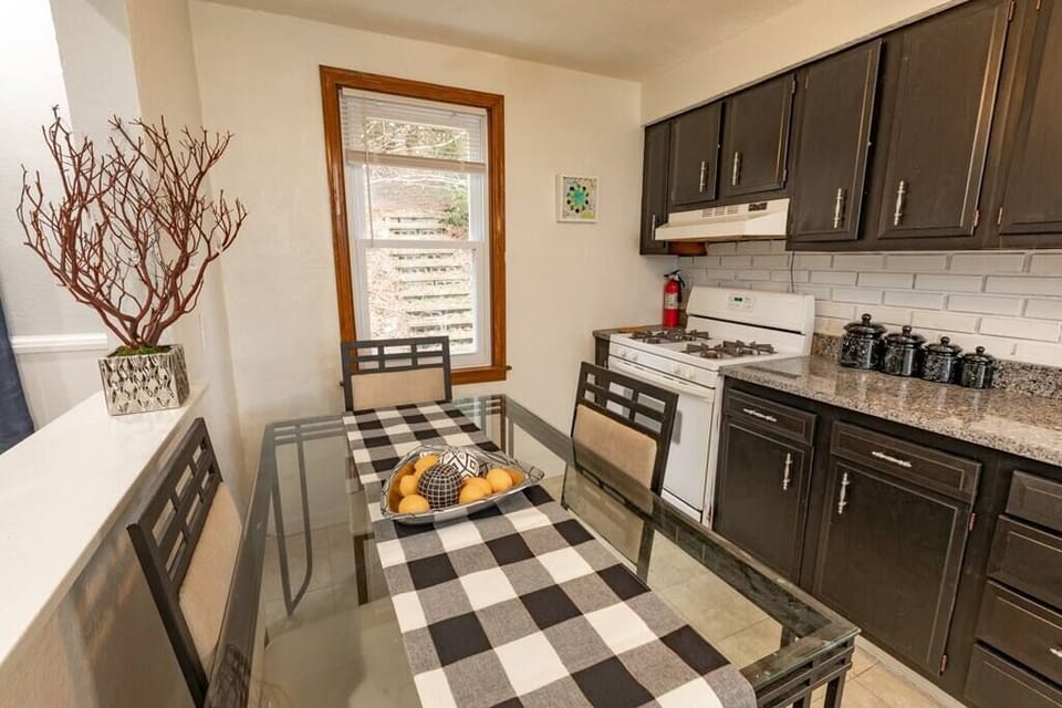 Another shot of the great kitchen
