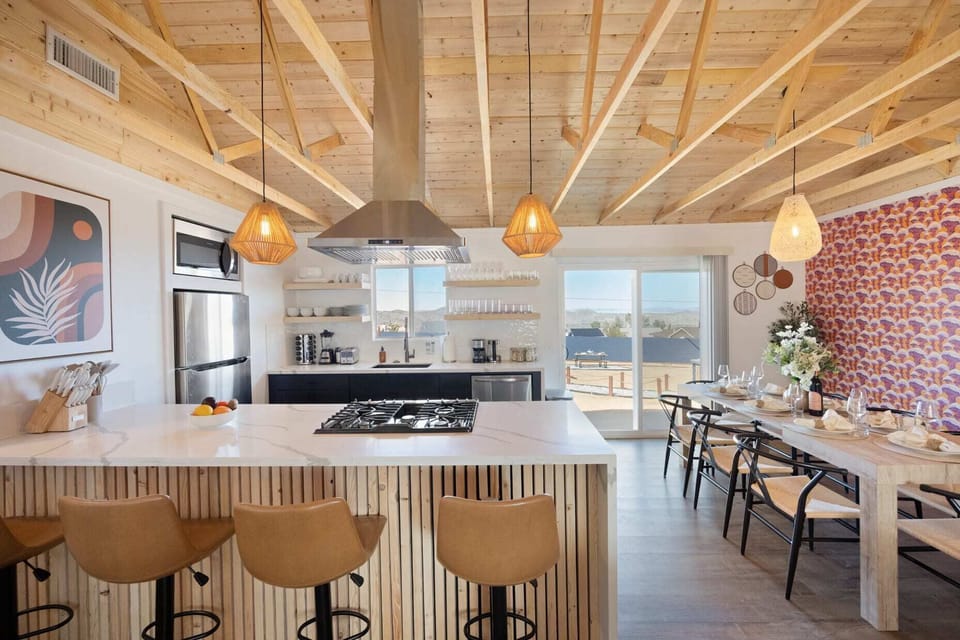 Kitchen & Dining