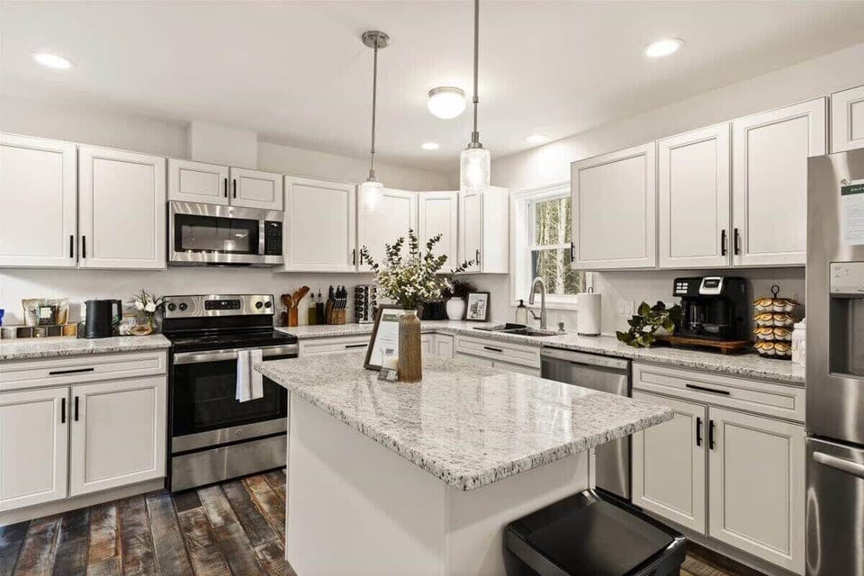 Fully Equipped Kitchen with Modern Appliances & Island