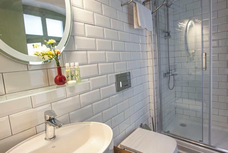 Standard Double Room | Bathroom | Shower, rainfall showerhead, hair dryer, towels