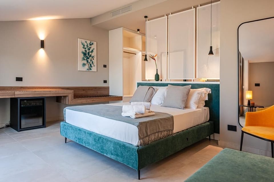 Deluxe Double or Twin Room | Minibar, in-room safe, blackout drapes, soundproofing