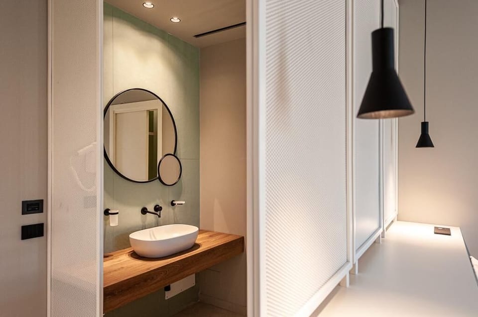 Shower, bidet, towels, soap