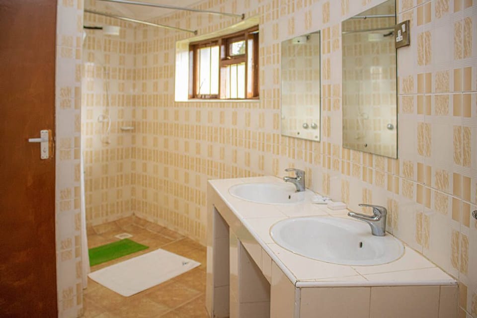 Comfort Double Room | Bathroom | Slippers