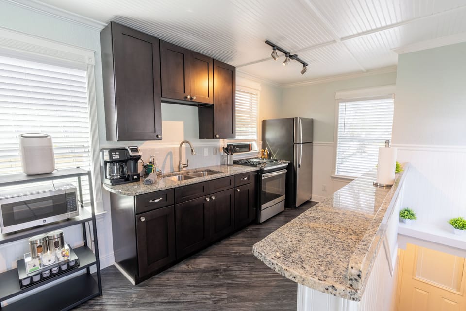 Florida Room | Private kitchen | Microwave, coffee/tea maker, electric kettle, toaster