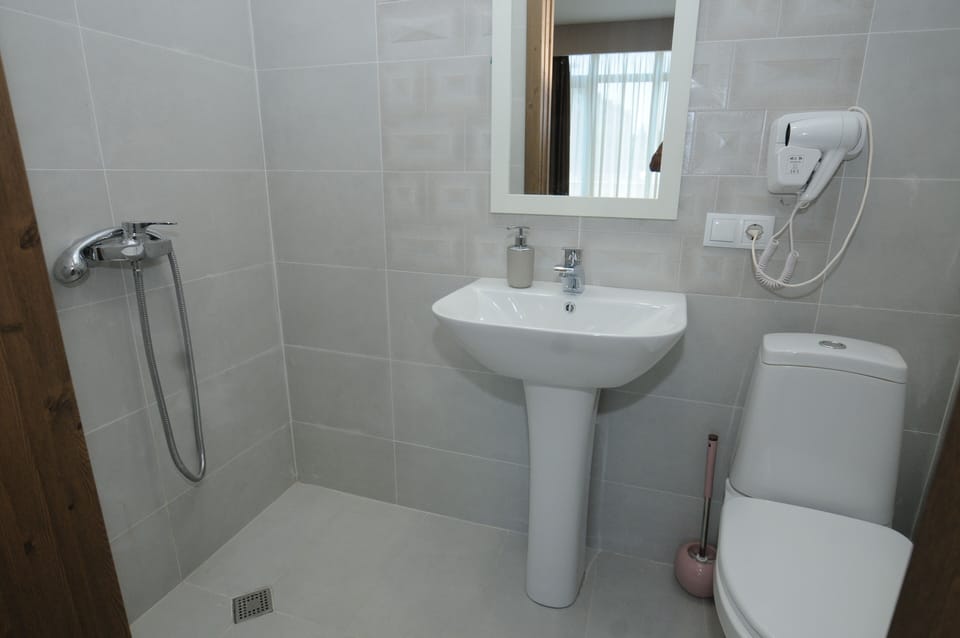 Shower, rainfall showerhead, free toiletries, hair dryer