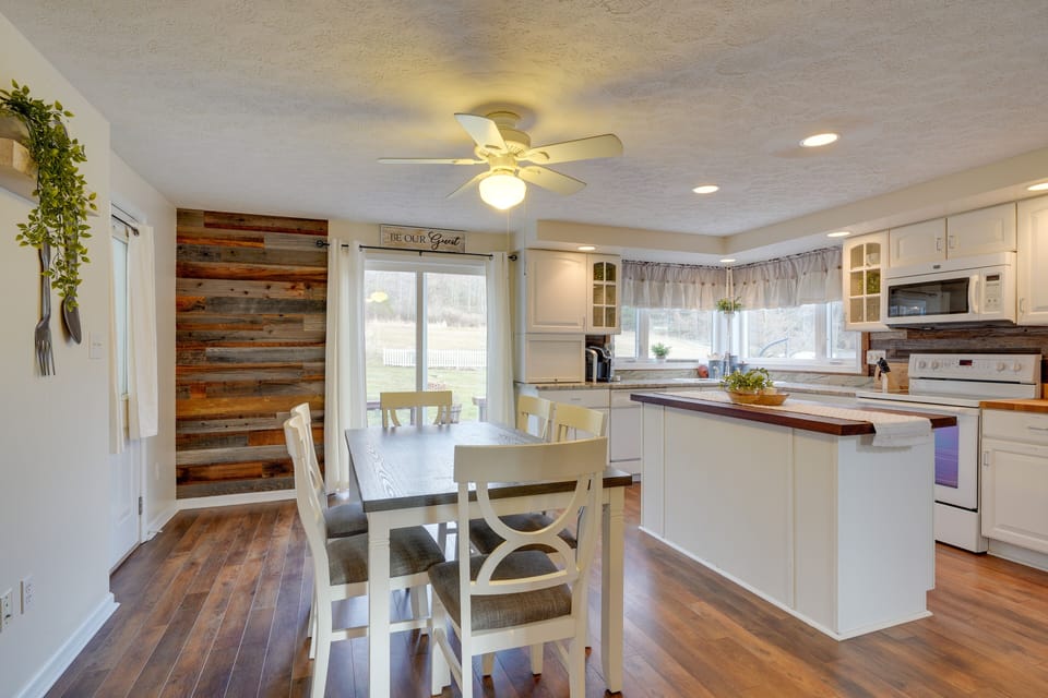 Dining Area 1 | Fully Equipped Kitchen | Keurig Coffee Maker
