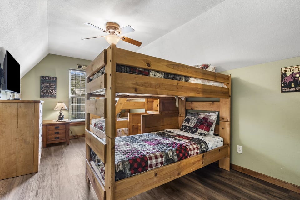 Bedroom 5 (1x full, 3x twin) with 43 Inch Smart TV (Upstairs)