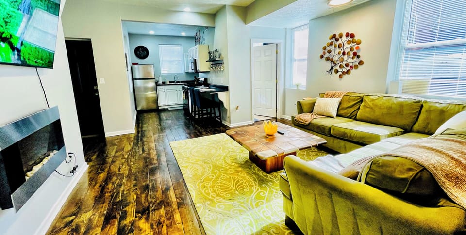 Open floor plan~ and even though a one bedroom it feels spacious. 