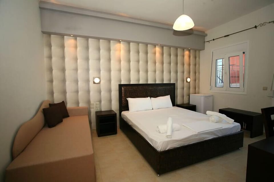 Triple Room, Garden View | Soundproofing, WiFi (free), bed sheets