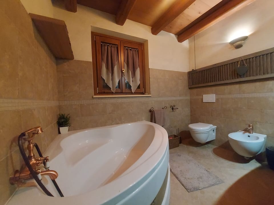 Classic Room, 1 King Bed | Bathroom | Free toiletries, hair dryer, bidet, towels