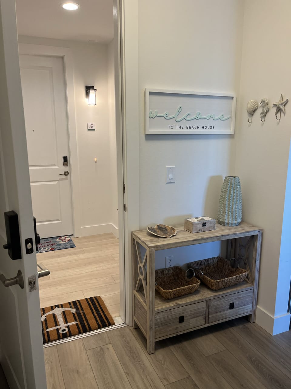 Entryway to leave shoes, bags, keys or sunglasses.