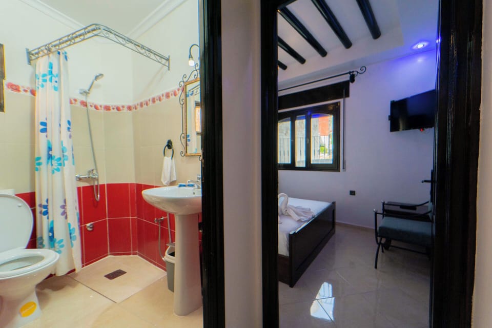 Room 5 | Bathroom | Shower, rainfall showerhead, hair dryer, bidet