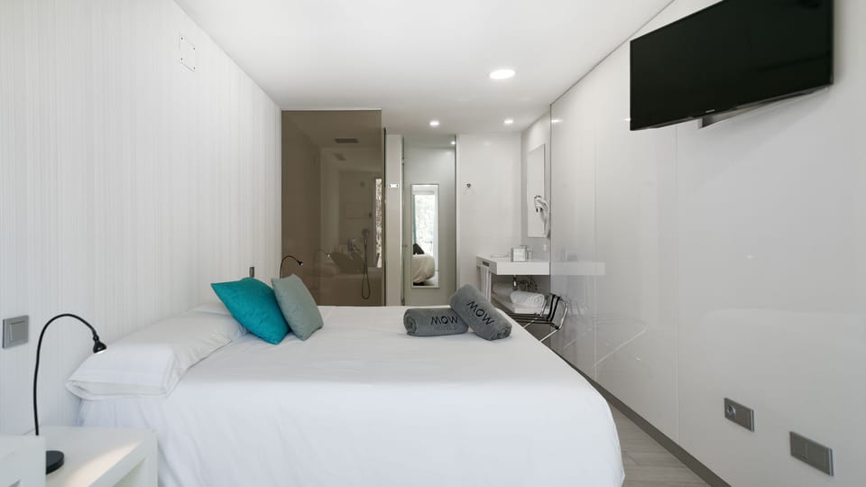 Egyptian cotton sheets, premium bedding, minibar, in-room safe