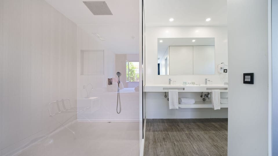 Shower, rainfall showerhead, free toiletries, hair dryer