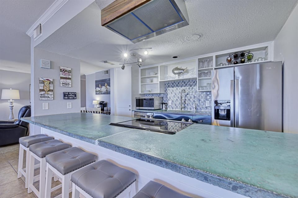 Modern & Elegant Newly Remodeled Island Condo (435)