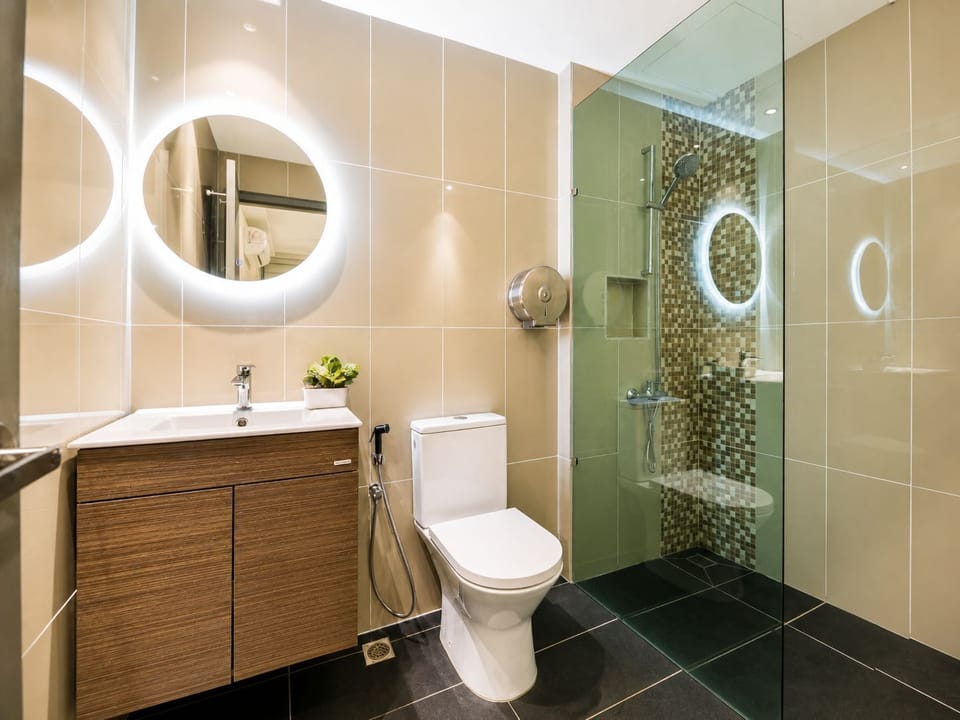 Shower, free toiletries, hair dryer, bidet