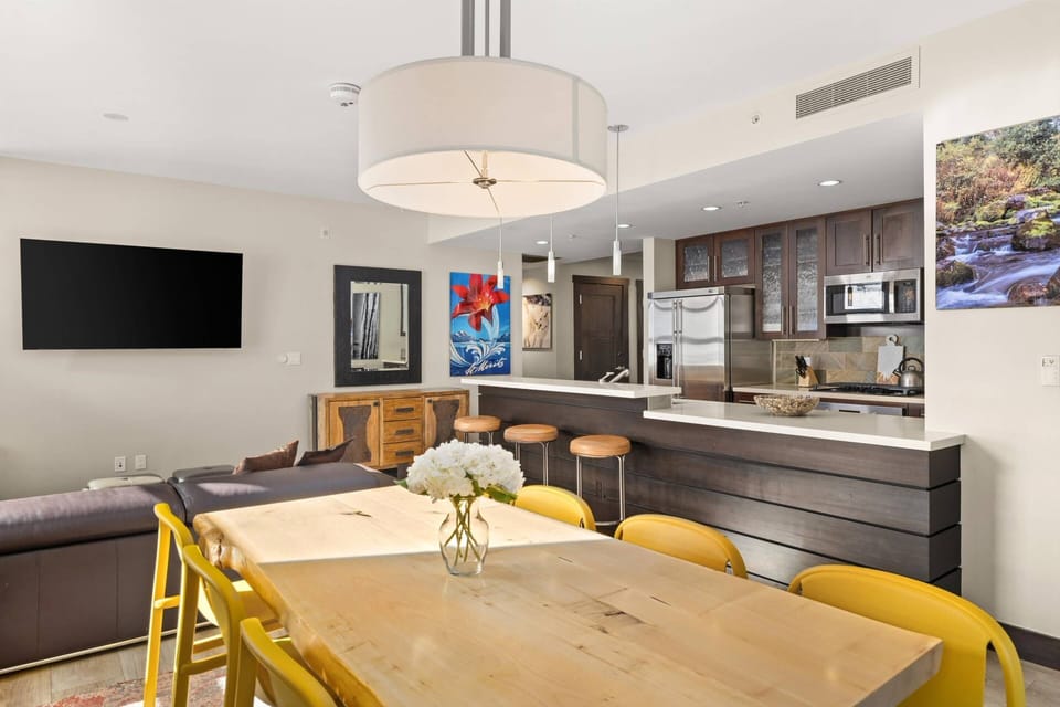 The open concept living space is carefully planned out to offer a comfortable space to enjoy your vacation time in Snowmass!