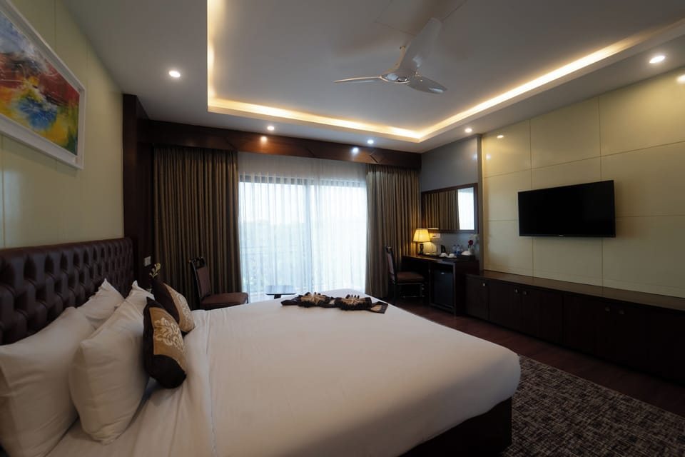 Deluxe Double Room | Minibar, in-room safe, individually decorated, individually furnished