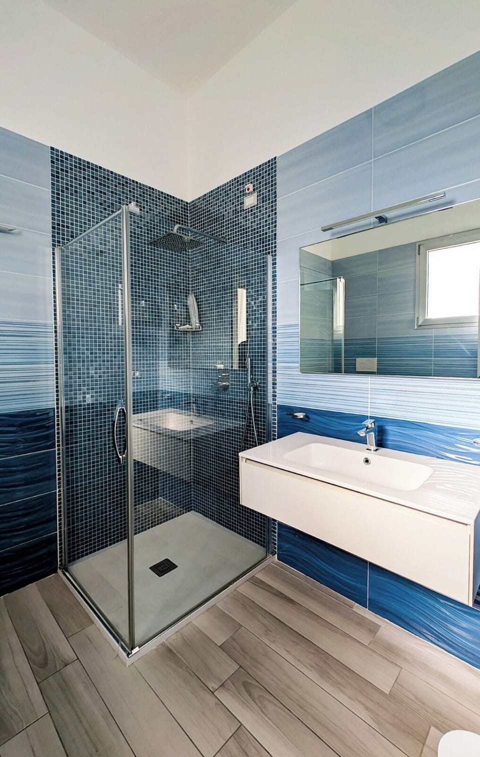 Classic Triple Room | Bathroom | Free toiletries, hair dryer, bidet