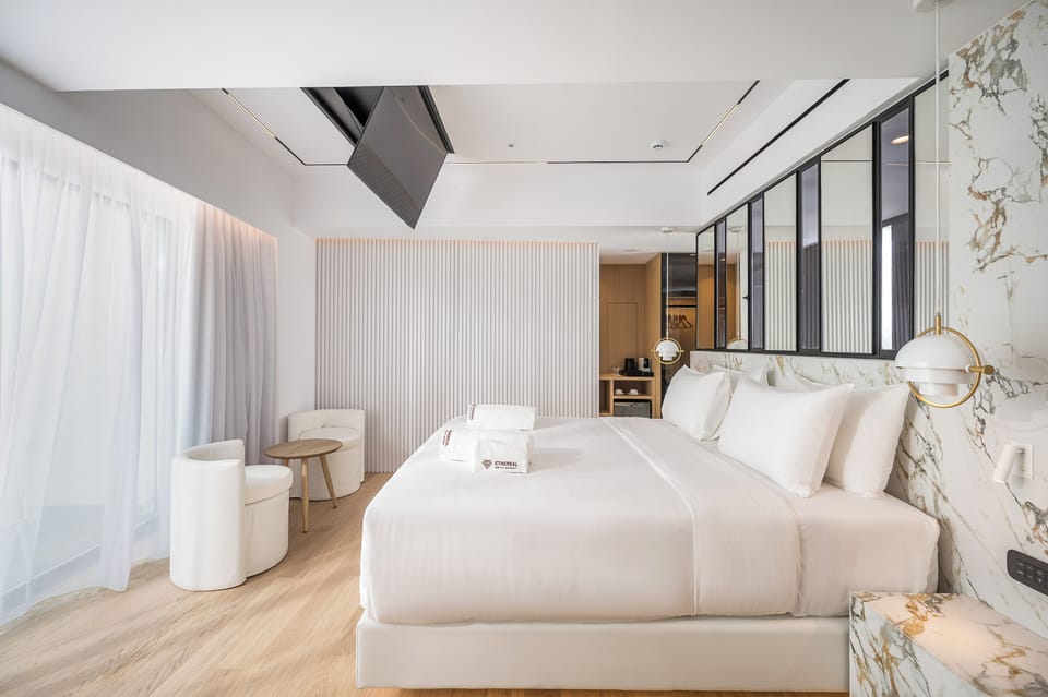 Luxury Suite | Minibar, in-room safe, blackout drapes, soundproofing