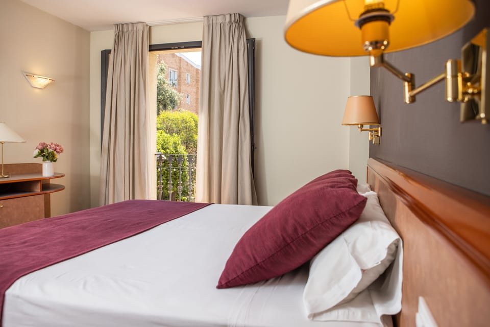 Laptop workspace, blackout drapes, free WiFi, bed sheets