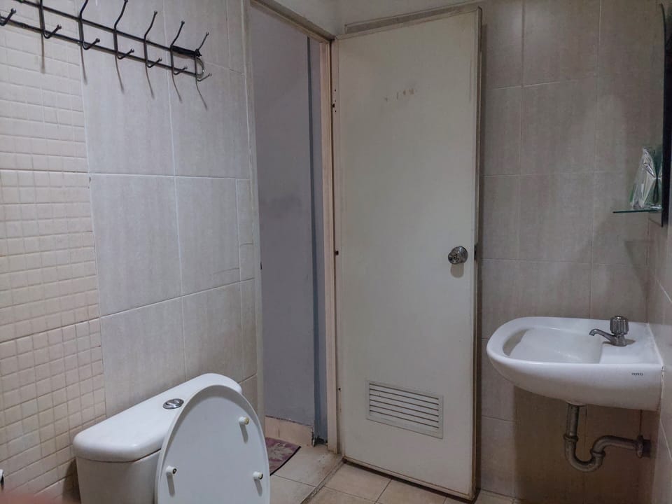 Shower, rainfall showerhead, free toiletries, hair dryer