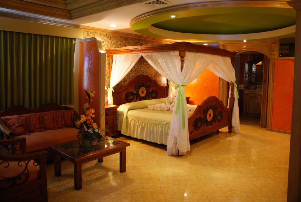 Deluxe Suite, 1 King Bed | Frette Italian sheets, down comforters, in-room safe, desk