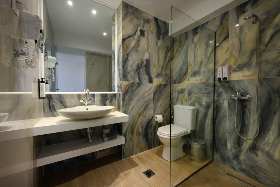 Suite Sea View | Bathroom | Shower, hair dryer, towels, soap
