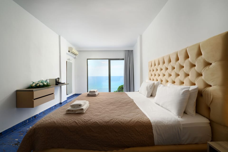 Suite Sea View | In-room safe, laptop workspace, soundproofing, bed sheets