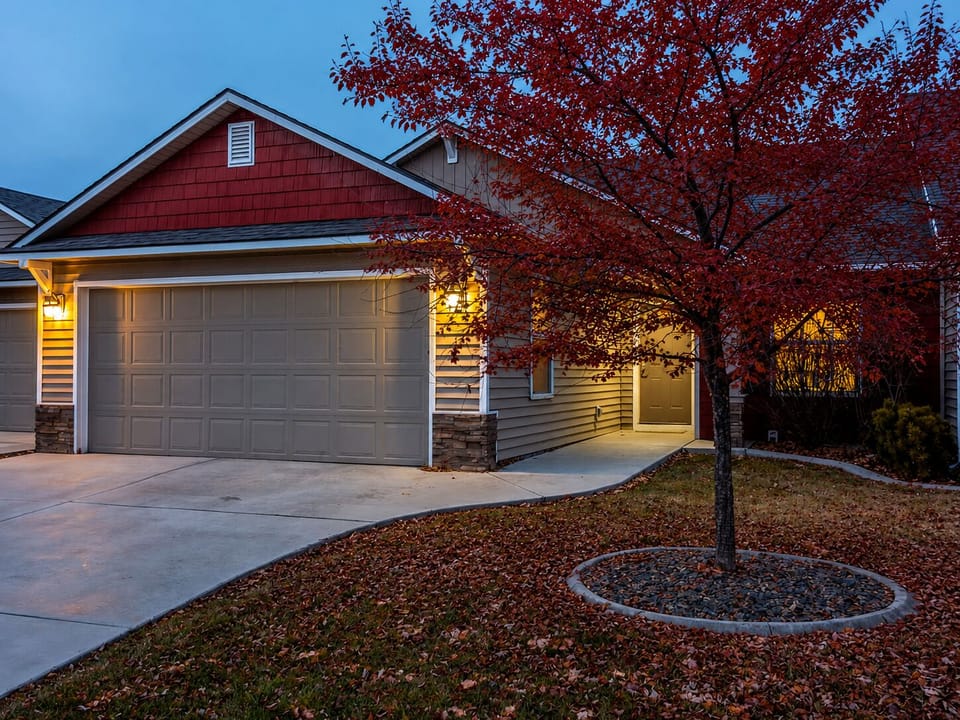 Charming Townhome with Garage - view of home #2