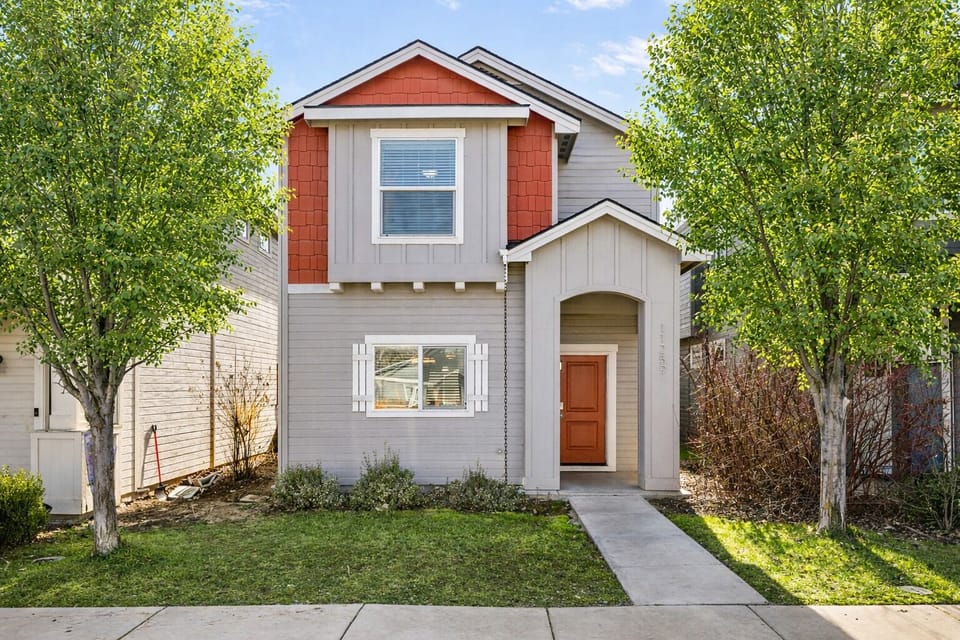 You'll love this adorable row home on a quaint and quiet street!