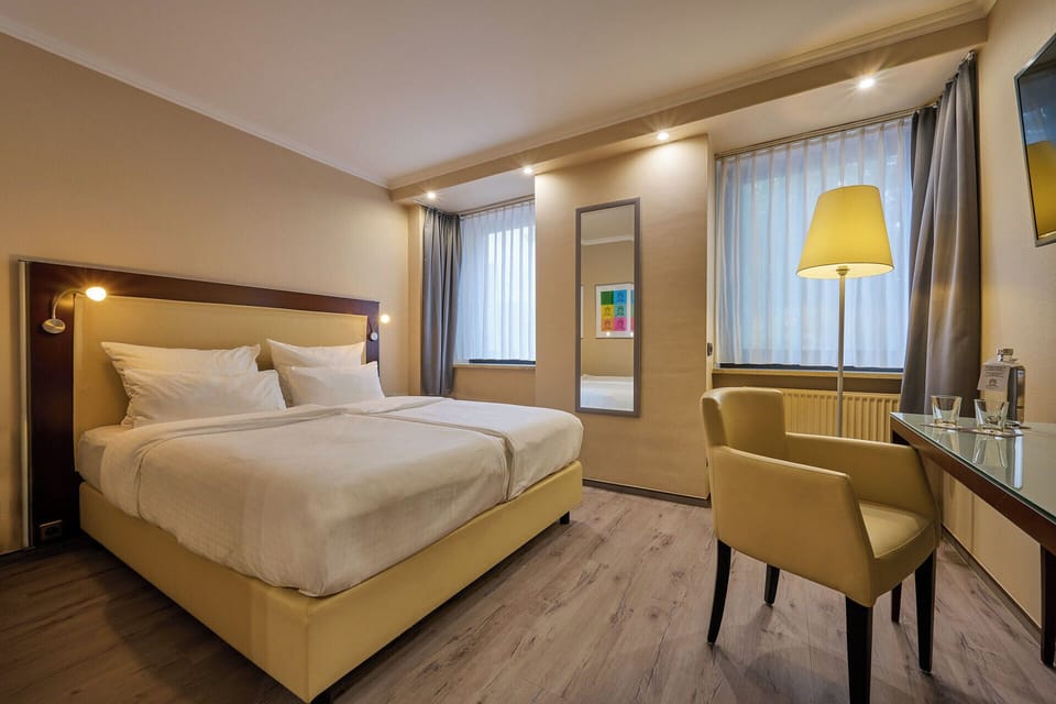 Hypo-allergenic bedding, in-room safe, desk, soundproofing