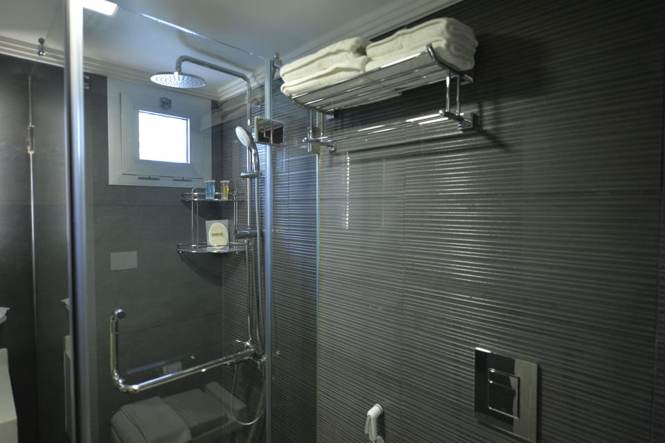 Shower, rainfall showerhead, free toiletries, hair dryer