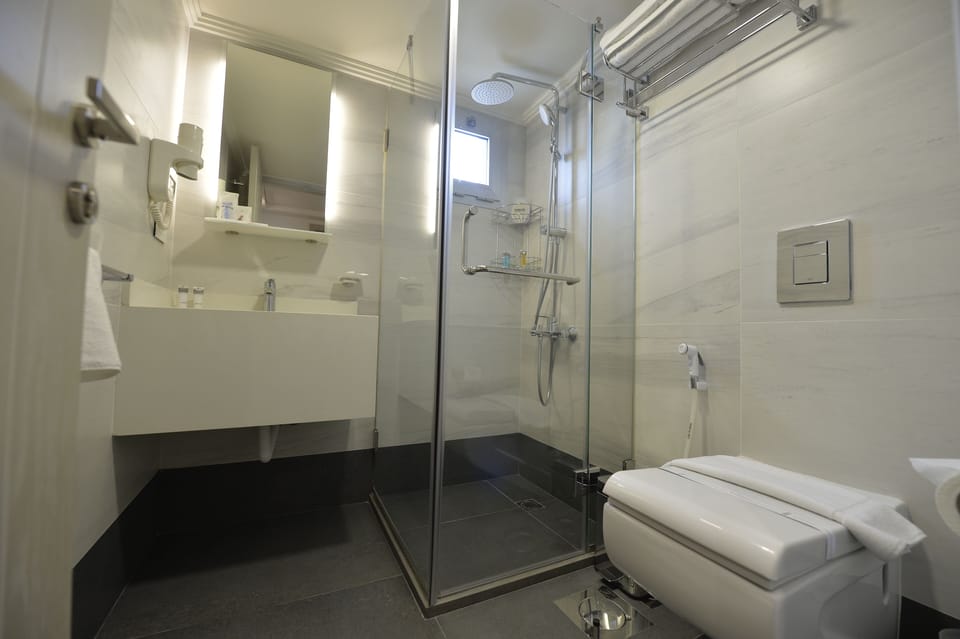 Shower, rainfall showerhead, free toiletries, hair dryer