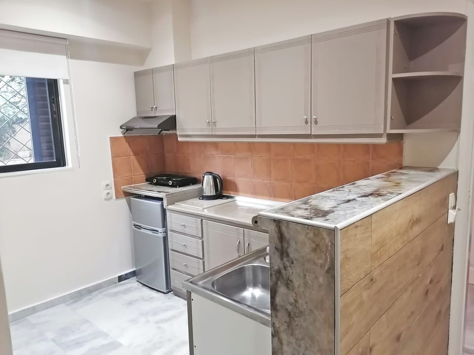 Studio | Private kitchen | Stovetop, electric kettle, cookware/dishes/utensils