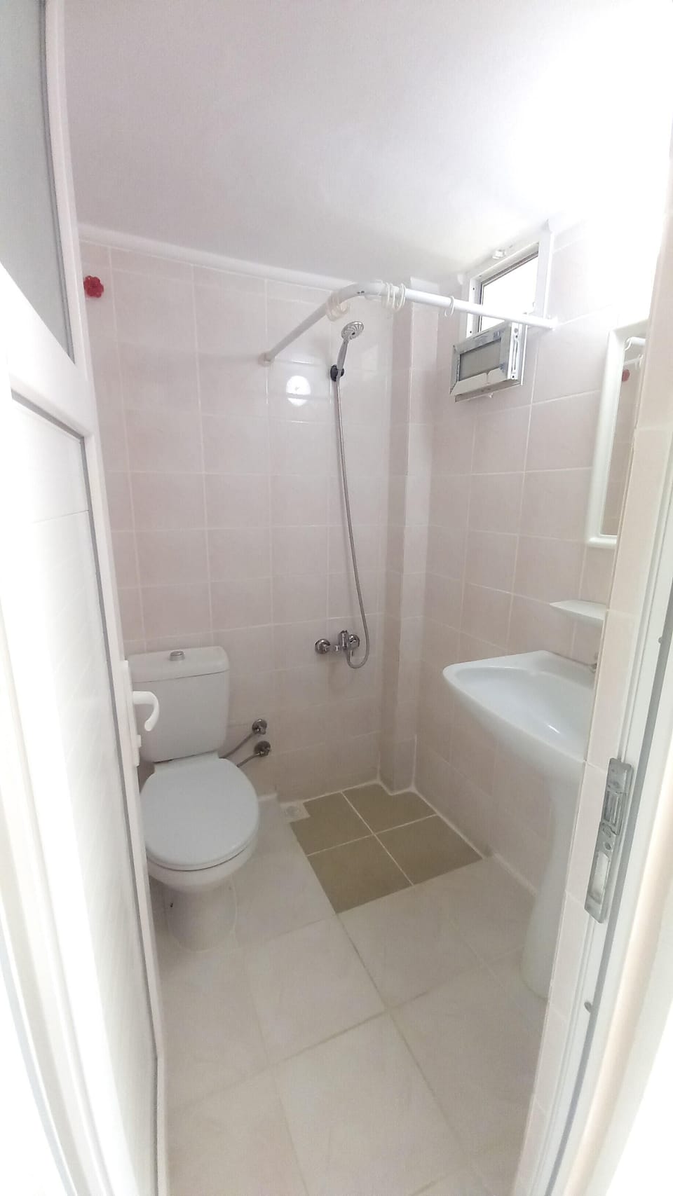Classic Triple Room | Bathroom | Shower, hair dryer, towels