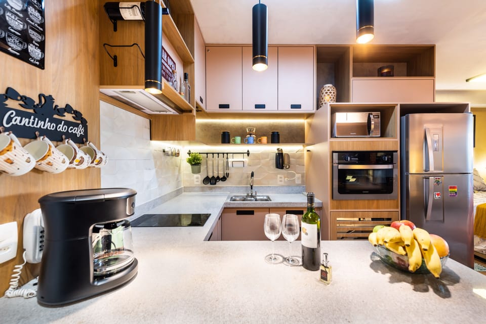 City Studio Suite | Private kitchen | Full-size fridge, microwave, oven, stovetop
